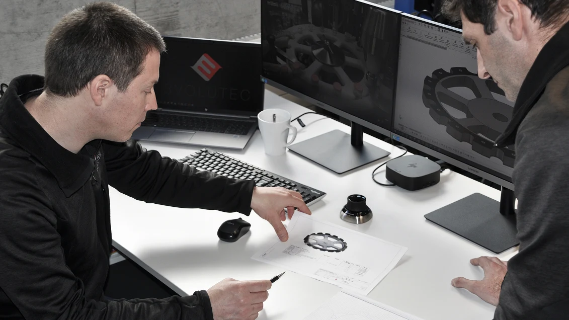2 collaborateurs de 3volutec SA discutant de conception de systèmes automatisés